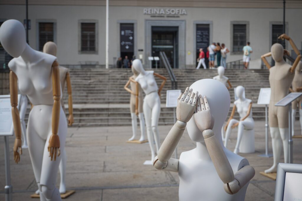 Maniquíes frente al reina sofia representarán a través de sus posturas la diversidad de formas en que se manifiesta la artritis, .Imagen de @e1retrovisor